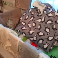 Somijas simtgadē sešiem Rīgā dzimušiem mazuļiem dāvinās vērtīgas zīdaiņu pūriņu kastes
