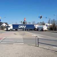 Foto: Jelgavā krustojumā iestrēgst divas fūres