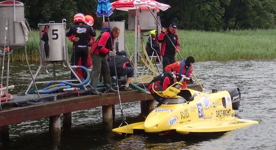 Latvijas piloti uz goda pjedestāla PČ posmā enduro formulām uz ūdens