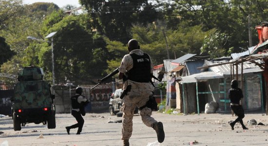 Cenšoties apslāpēt bandu vardarbību, Haiti izsludina komandantstundu