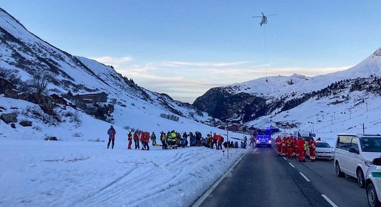 Austrijas Alpos lavīnā bojā iet divi ziemas sporta entuziasti