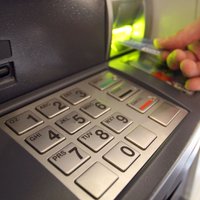 За год в Латвии стало почти на 70 банкоматов меньше