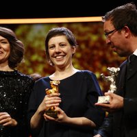 Berlināles 'Zelta lāci' saņem rumāņu dokumentālā drāma 'Touch Me Not'