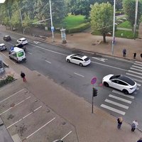 Rīgā sāk aktīvāk kontrolēt neatļautu braukšanu pa sabiedriskā transporta joslu