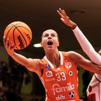 Kitijai Laksai žilbinošs sniegums FIBA Eirolīgas mačā