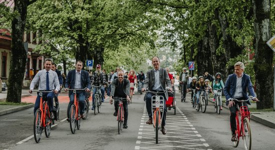 Foto: Siguldā atklāta pirmā velo iela Latvijā