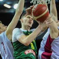 Latvijas U-19 basketbolisti vēlreiz zaudē lietuviešiem; Helmanim trauma
