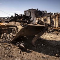 Kijiva: Krievija cenšas pārraut aizsardzību Izjumā, uzbrūk Mariupolei un aģitē Hersonas apgabalā
