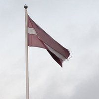Aculiecinieces foto: Limbažu novadā plīvo noskrandis Latvijas karogs