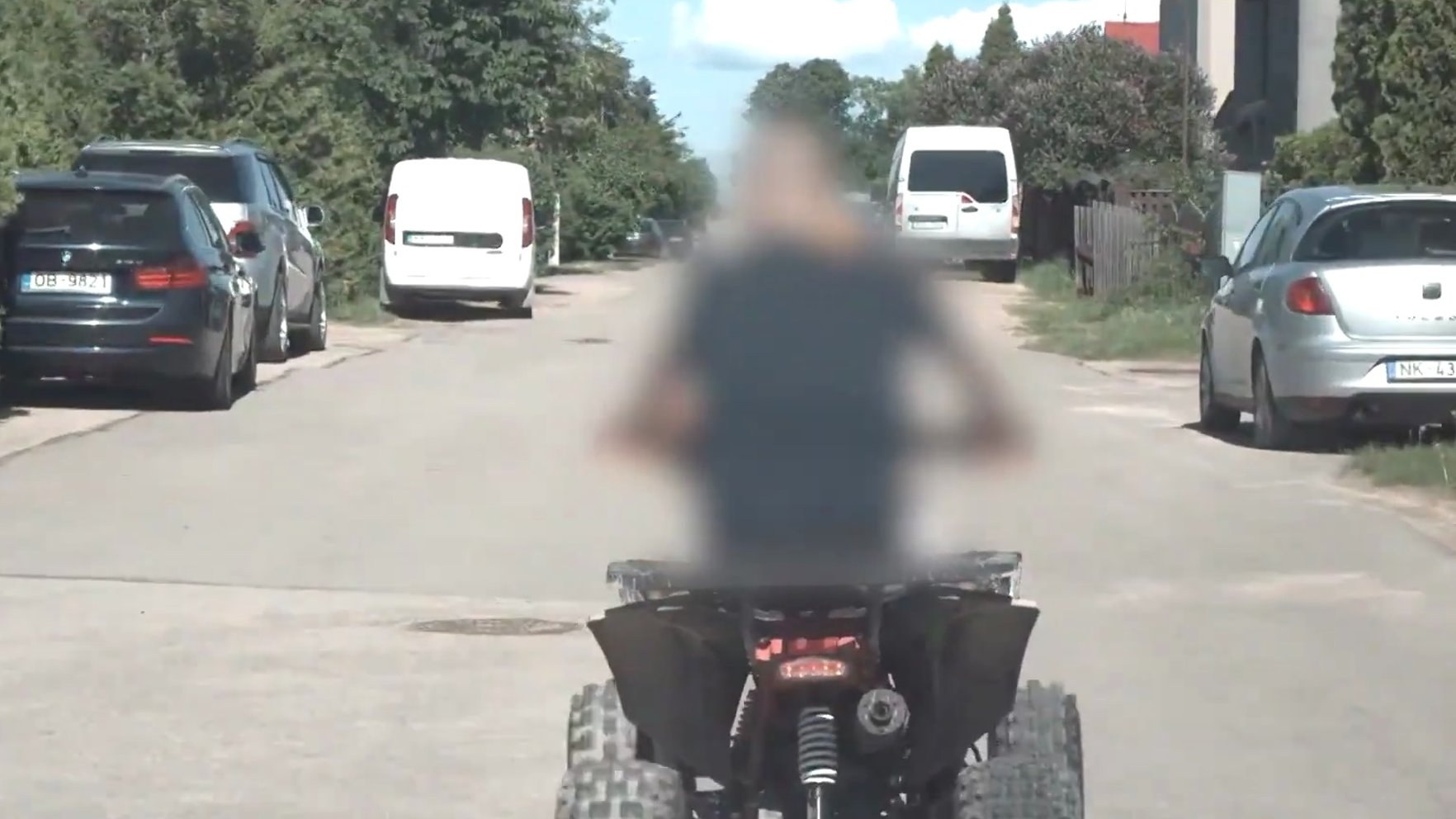 Video: Vīrietis ar bērnu uz kvadracikla bēg no pol