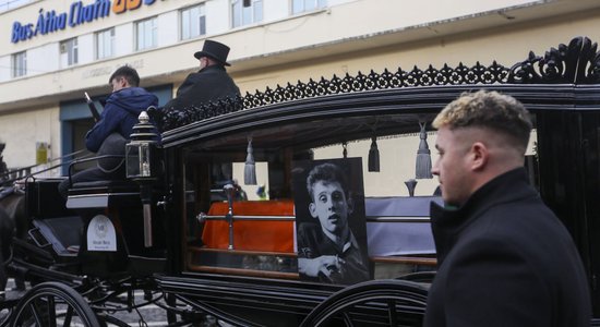 Ļaužu pūļi Dublinā pēdējā gaitā pavada diženo pļēguru un panku Šeinu Makgovanu