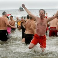 Голландцы в новогодних шапочках побили рекорд купания в холодной воде