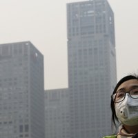 Pekinā smoga dēļ slēdz skolas un aptur būvniecību; izsludināts sarkanais brīdinājums