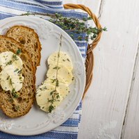 Seši neparasti veidi, kā aromatizēt sviestu