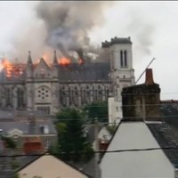 Video: Nantē uguns plosa bazilikas jumtu