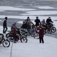 ФОТО, ВИДЕО: Что это за мотоциклисты с лыжниками на льду Даугавы? А это любители скийоринга!
