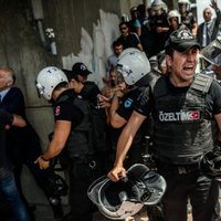 Turcijā policija pielieto gumijas lodes opozīcijas līdera atbalstītāju protestā