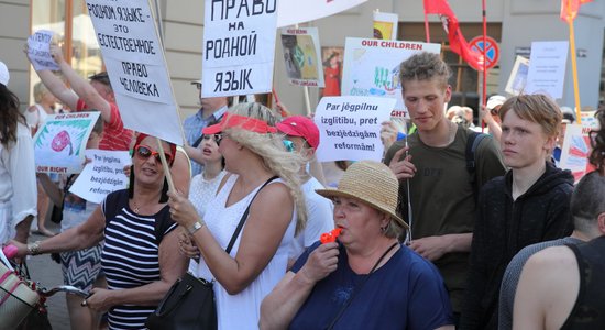 Защитники билингвального образования провели шествие в Риге