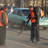 Video: Piedzēries strādnieks Krievijā mēģina remontēt ceļu