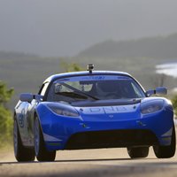 Horeliks un Dambju konstruētais 'Tesla Roadster 360' elektromobilis 'pieveic' Paikspīku