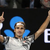 Federers atgriežas: uzvar draugu Vavrinku un iekļūst 'Australian Open' finālā
