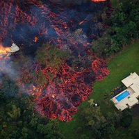 Foto: Sarkana lava Havaju salās aprij mājas ar baseiniem