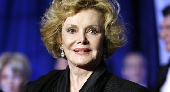 90 gadu vecumā mirusi Frenka Sinatras atraitne Barbara Sinatra