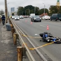 Iebraucot margās, uz Vanšu tilta bojā gājis motociklists