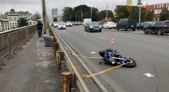 Iebraucot margās, uz Vanšu tilta bojā gājis motociklists