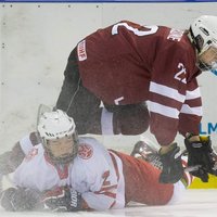 Latvijas sieviešu hokeja izlase pēcspēles metienos pieveic Polijas komandu