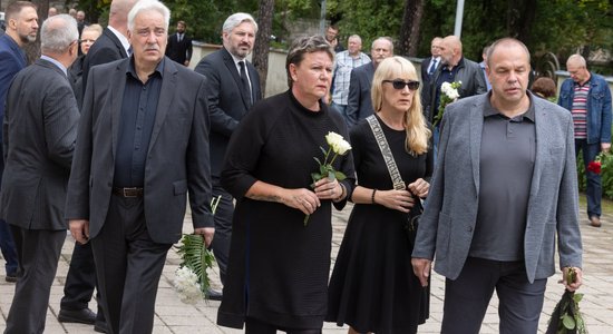 Foto: Pēdējā gaitā pavada bijušo policijas priekšnieku Rekšņu