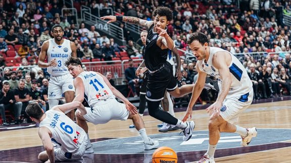 "VEF Rīga" smagi cīnās, taču netiek atalgota FIBA Čempionu līgas izšķirošajā mačā