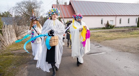 Kolkas lībieši baltos tērpos dzen projām ziemu