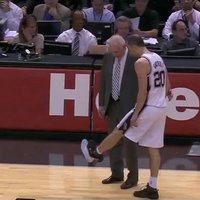 Video: NBA spēles laikā neiztur basketbolista apavs