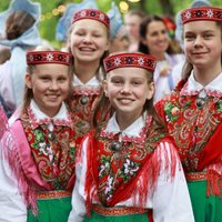 Foto: Dziesmu svētkos ne tikai latvieši – Rīgas centru piepilda 'Tautu diena'