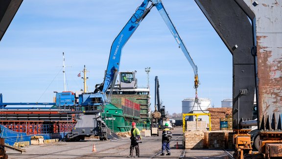 Rīgas brīvostas, Konteineru terminālis un universālais terminālis - 114