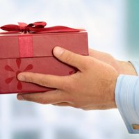 Латвийцы считают, что учителям не нужно дарить подарки