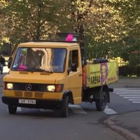 Video: Unikāla perfomance Rīgā - vīrietis spēlē klavieres braucošā auto