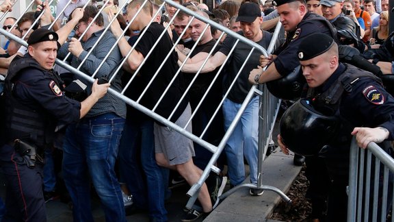 Maskavā opozīcijas protestu akcijas laikā aizturēti vairāk nekā 1000 cilvēki