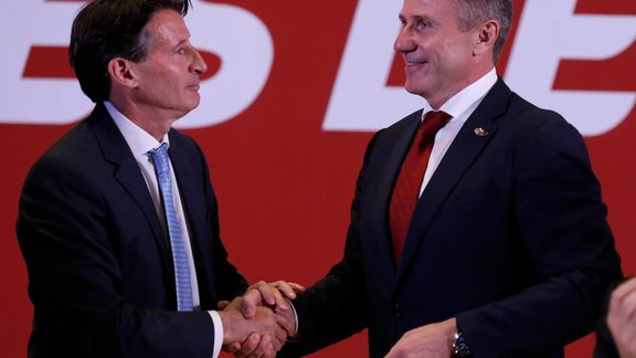 Sebastian Coe (L) being congratulated by Ukraine s Sergey Bubka