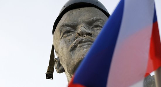 ФОТО: Памятник Ленину на Украине выставили на торги для погашения долгов по зарплате