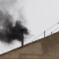 Melni dūmi virs Vatikāna – pāvests nav ievēlēts