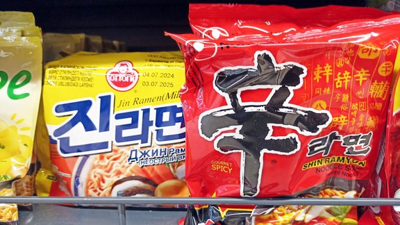 Ātri, garšīgi, bet vai veselīgi? Speciālistus uztrauc jauniešu iemīļotās ātri pagatavojamās nūdeles