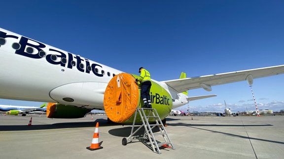 Kā dīkstāves laikā tehniķi aprūpē "airBaltic" lidmašīnas - 7