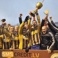 Foto: 'Ventspils' futbolisti atzīmē izcīnīto titulu