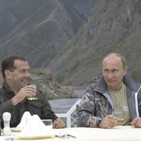 Medvedevs par rubļa nedienām: 'mēs visi esam vienā laivā'