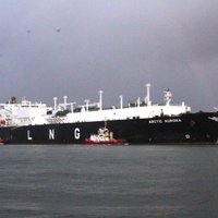 Foto: Lietuviešu sašķidrinātās gāzes termināļa kuģis saņem pirmās piegādes