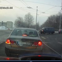 Avārijas brīža video: Hipokrāta un Biķernieku ielas krustojumā saskrienas divas automašīnas