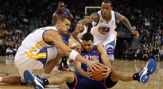 Biedriņa 'Warriors' NBA spēlē pārspēj 'Knicks'