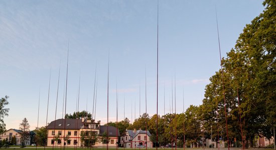 Siguldā atklāts antenu mežs – skatāma un klausāma instalācija